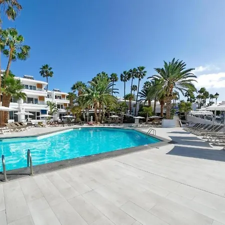 One Bedroom With A Pool, Near Playa Chica Daire