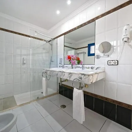 One Bedroom With A Pool, Near Playa Chica 公寓